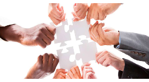 l'immagine mostra 4 mani che uniscono dei pezzi di puzzle