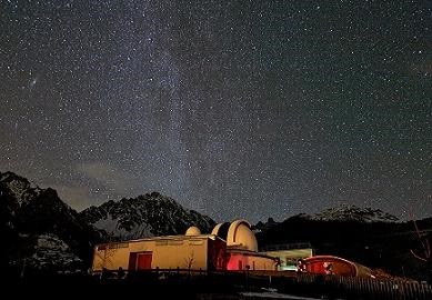 immagine di un osservatorio astronomico e cielo stellato