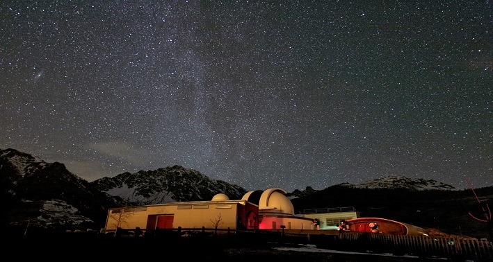 osservatorio astronomico regione vda con cielo stellato
