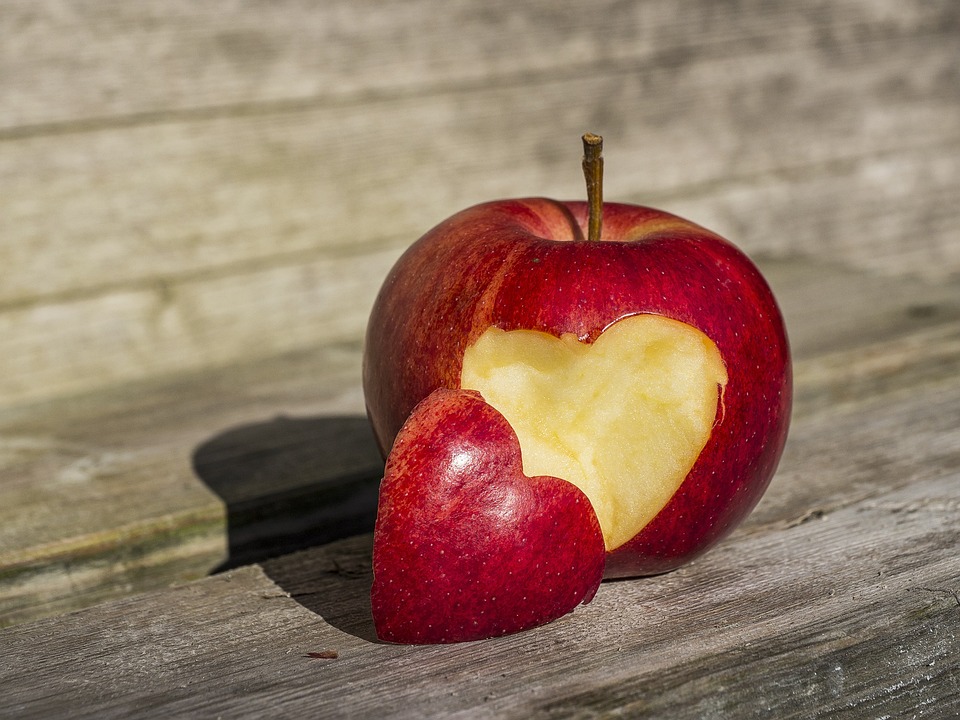 mela con incisione a forma di cuore sulla buccia