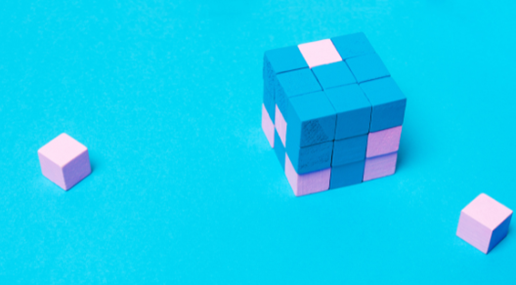 sfondo blu, cubo rosa e blu