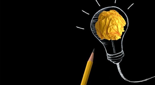 lampadina su sfondo nero