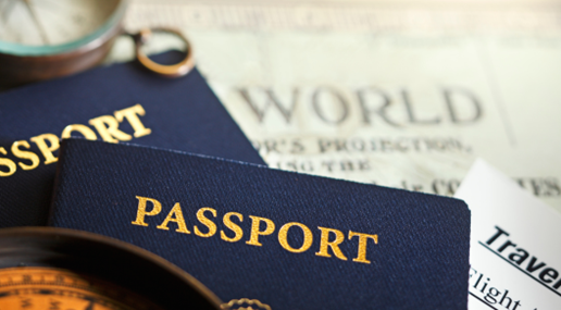 l'immagine raffigura un passaporto sopra l'altro con una cartina sullo sfondo e un orologio da taschino